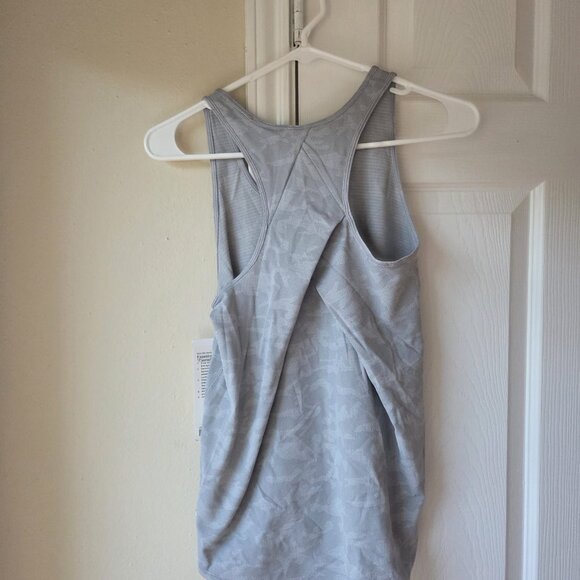 Lululemon NWT Essential Tank Size 2 Pleasted Grey $60 - Picture 6 of 6